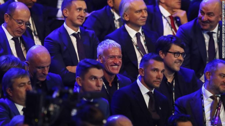 Huấn luyện viên Didier Deschamps nở một nụ cười đầy ẩn ý khi biết đội tuyển Pháp rơi vào bảng tử thần (Ảnh: CNN) Huấn luyện viên Didier Deschamps nở một nụ cười đầy ẩn ý khi biết đội tuyển Pháp rơi vào bảng tử thần (Ảnh: CNN)