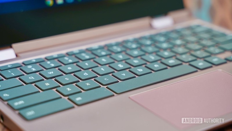 Trải nghiệm bấm của bàn phím chưa tốt (Ảnh: Android Authority) Trải nghiệm bấm của bàn phím chưa tốt (Ảnh: Android Authority)