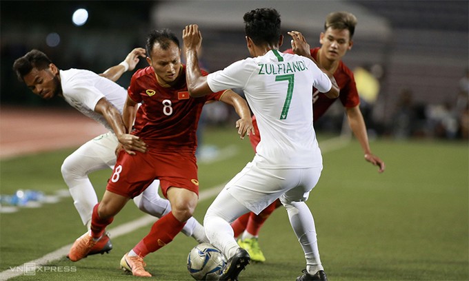 Các cầu thủ Indonesia chủ động vào bóng "rát" để ngăn chặn những pha ban bật của đội tuyển U22 Việt Nam (ảnh: vnexpress) Các cầu thủ Indonesia chủ động vào bóng "rát" để ngăn chặn những pha ban bật của đội tuyển U22 Việt Nam (ảnh: vnexpress)