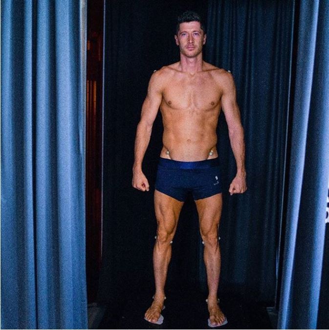 Ảnh chụp thân hình vạm vỡ của tiền đạo người Ba Lan trước khi mùa giải bắt đầu (Ảnh: ESPN) Ảnh chụp thân hình vạm vỡ của tiền đạo người Ba Lan trước khi mùa giải bắt đầu (Ảnh: ESPN)