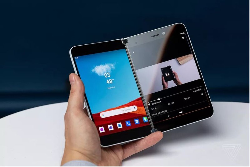 Surface Duo được cho là một mẫu điện thoại gập của Microsoft (Ảnh: The Verge)