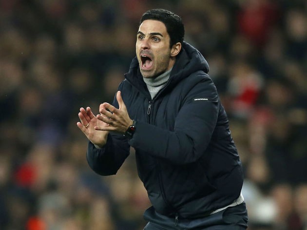 Arteta liên tục chỉ đạo các học trò bên ngoài đường biên (Ảnh: 90min)