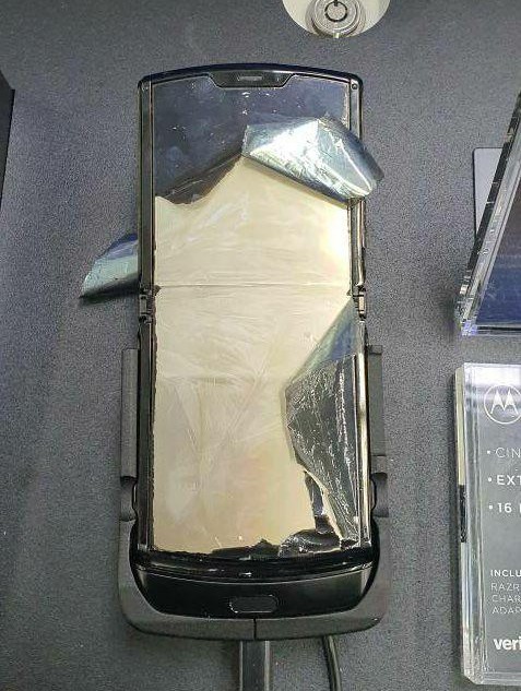 Một số máy Moto Razr thậm chí còn bị xé cả màn hình (Ảnh: Arstechnica)