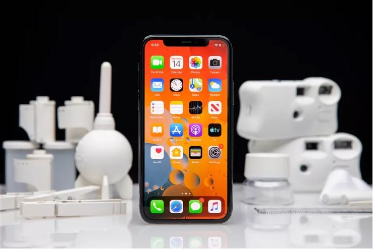 iPhone luôn là sự lựa chọn hàng đầu của đa số người dùng (Ảnh: The Verge)