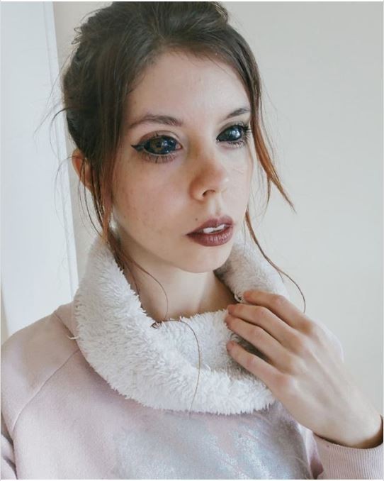 Đôi mắt vô hồn của Aleksandra (Ảnh: Instagram) Đôi mắt vô hồn của Aleksandra (Ảnh: Instagram)