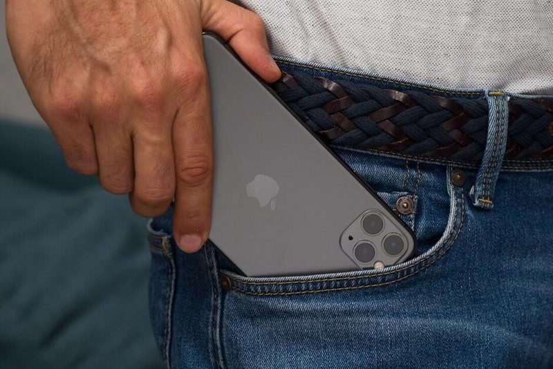 Nhiều người chọn mua iPhone chỉ vì logo "quả táo cắn dở" (Ảnh: Phonearena) Nhiều người chọn mua iPhone chỉ vì logo "quả táo cắn dở" (Ảnh: Phonearena)