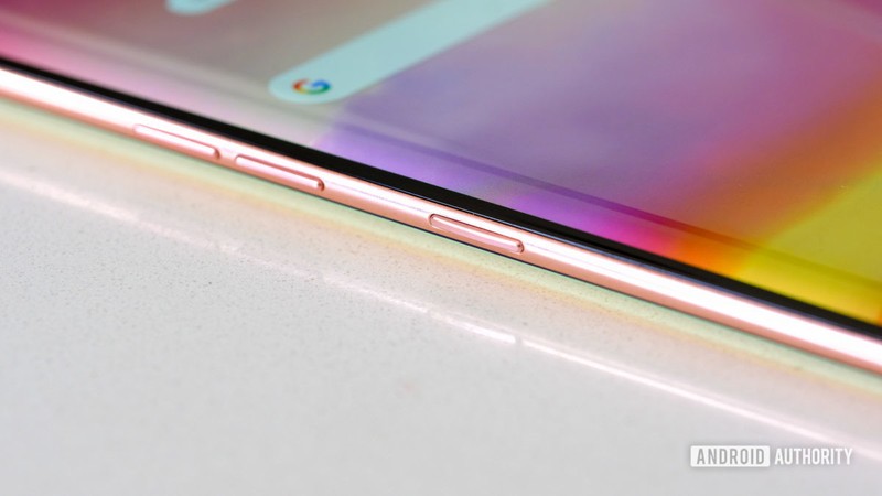 Nút nguồn và tăng giảm âm lượng được đặt ở cạnh bên của máy (Ảnh: Android Authority) Nút nguồn và tăng giảm âm lượng được đặt ở cạnh bên của máy (Ảnh: Android Authority)