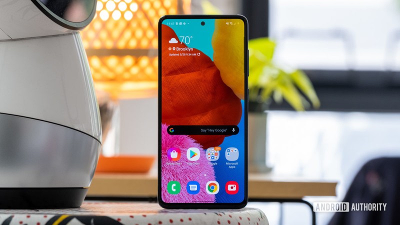 Mặc dù là chiếc điện thoại tầm trung nhưng Galaxy A51 vẫn được trang bị màn hình OLED (Ảnh: Android Authority) Mặc dù là chiếc điện thoại tầm trung nhưng Galaxy A51 vẫn được trang bị màn hình OLED (Ảnh: Android Authority)