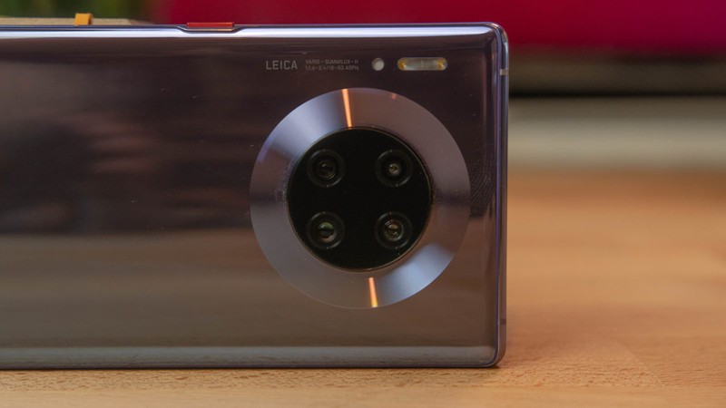 Một vòng tròn bạc bao quanh cụm camera của máy (Ảnh: Android Authority) Một vòng tròn bạc bao quanh cụm camera của máy (Ảnh: Android Authority)