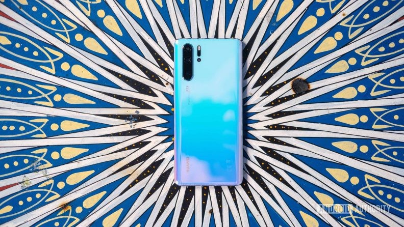 Huawei P30 Pro là một chiếc điện thoại tốt với giá cả phải chăng (Ảnh: Android Authority)