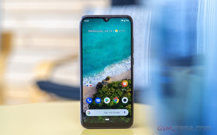 Phần cằm dưới của Mi A3 khá dày (Ảnh: GSMarena) Phần cằm dưới của Mi A3 khá dày (Ảnh: GSMarena)