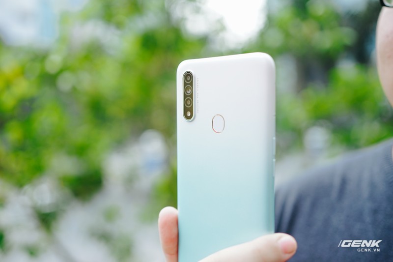 Mặt lưng được làm bằng nhựa nhám rất dễ bám vân tay (Ảnh: GenK) Mặt lưng được làm bằng nhựa nhám rất dễ bám vân tay (Ảnh: GenK)