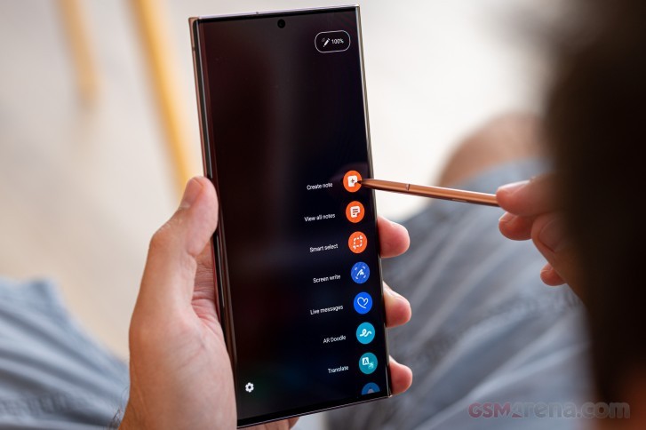 Bút S-pen và màn hình lớn là 2 điểm thu hút người dùng lựa chọn dòng Note của Samsung (Ảnh: GSMarena) Bút S-pen và màn hình lớn là 2 điểm thu hút người dùng lựa chọn dòng Note của Samsung (Ảnh: GSMarena)