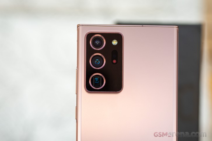 Cụm camera lồi khiến cho máy trở nên bấp bênh khi đặt trên mặt phẳng (Ảnh: GSMarena) Cụm camera lồi khiến cho máy trở nên bấp bênh khi đặt trên mặt phẳng (Ảnh: GSMarena)