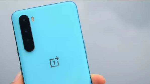 Mặt lưng của OnePlus Nord 5G rất dễ bám dấu vân tay (Ảnh: Techradar) Mặt lưng của OnePlus Nord 5G rất dễ bám dấu vân tay (Ảnh: Techradar)