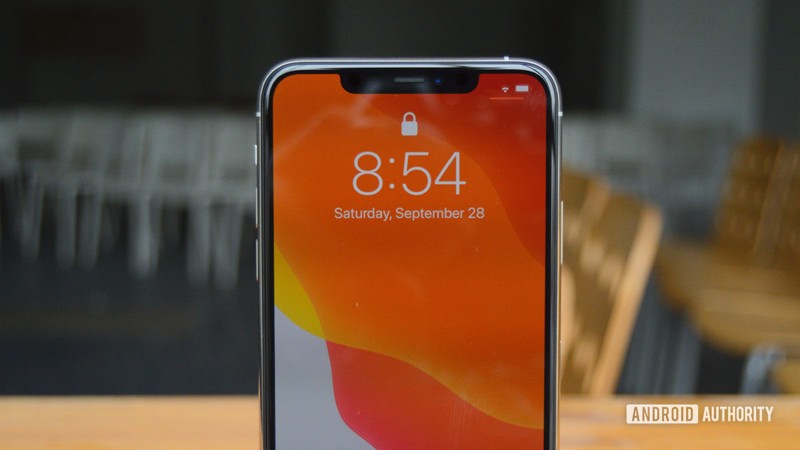 iPhone 11 Pro Max sở hữu màn hình lớn 6.5 inch (Ảnh: Android Authority)