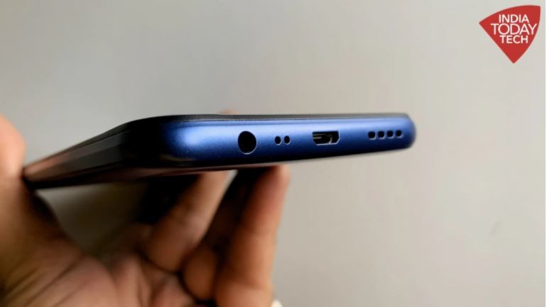 Realme C12 chỉ sử dụng cổng sạc microUSB và không có sạc nhanh (Ảnh: Indiatoday) Realme C12 chỉ sử dụng cổng sạc microUSB và không có sạc nhanh (Ảnh: Indiatoday)