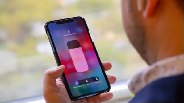 Airpods Pro được tích hợp tính năng chống ồn chủ động và xuyên âm (Ảnh: Techradar) Airpods Pro được tích hợp tính năng chống ồn chủ động và xuyên âm (Ảnh: Techradar)