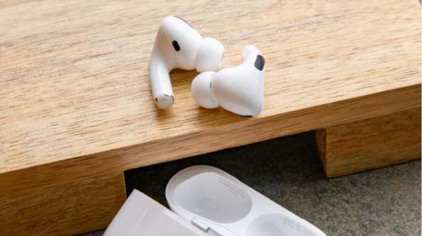 Airpods Pro có thiết kế ngắn hơn so với phiên bản thường (Ảnh: Tech Radar) Airpods Pro có thiết kế ngắn hơn so với phiên bản thường (Ảnh: Tech Radar)