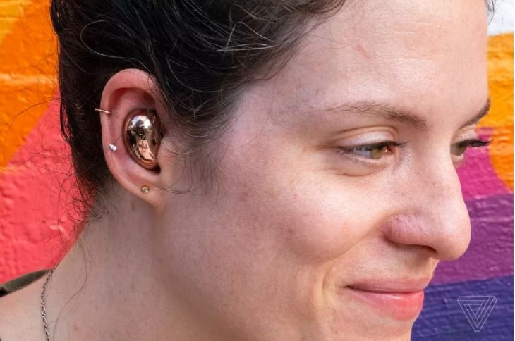 Samamsung Galaxy Buds Live mang lại cảm giác đeo chắc chắn (Ảnh: Theverge) Samamsung Galaxy Buds Live mang lại cảm giác đeo chắc chắn (Ảnh: Theverge)