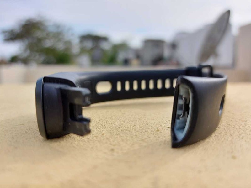 Honor Band 5i sở hữu giắc cắm sạc tiện lợi (Ảnh: Smart Prix)