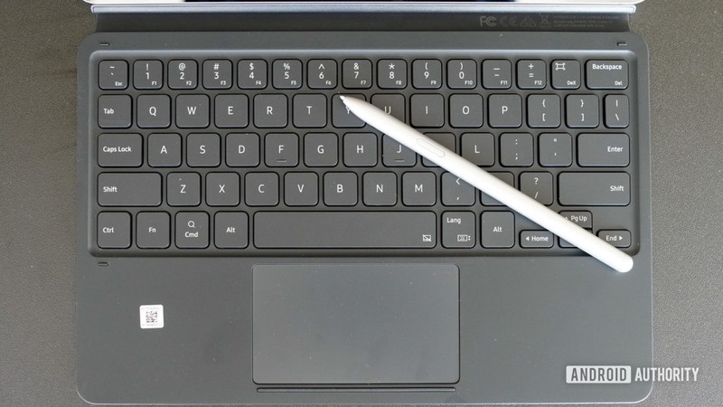 Bàn phím kết nối với Samsung Galaxy Tab S7 Plus (Ảnh: Android Authority)