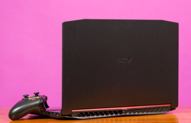 Thiết kế gaming gai góc trên Acer Nitro 5 (Ảnh: Laptop Mag) Thiết kế gaming gai góc trên Acer Nitro 5 (Ảnh: Laptop Mag)