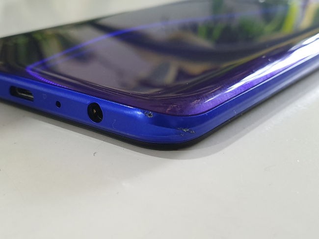 Realme 3 Pro vẫn sử dụng cổng sạc microUSB (Ảnh: Digit) Realme 3 Pro vẫn sử dụng cổng sạc microUSB (Ảnh: Digit)