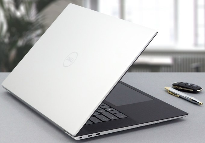 Máy được làm bằng kim loại mang đến cảm giác chắc chắn (Ảnh: Laptop Media) Máy được làm bằng kim loại mang đến cảm giác chắc chắn (Ảnh: Laptop Media)