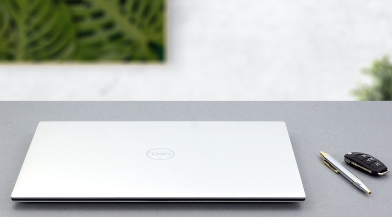 Dell XPS 17 nặng hơn khá nhiều so với phiên bản 15 inch (Ảnh: :Laptop Media) Dell XPS 17 nặng hơn khá nhiều so với phiên bản 15 inch (Ảnh: :Laptop Media)