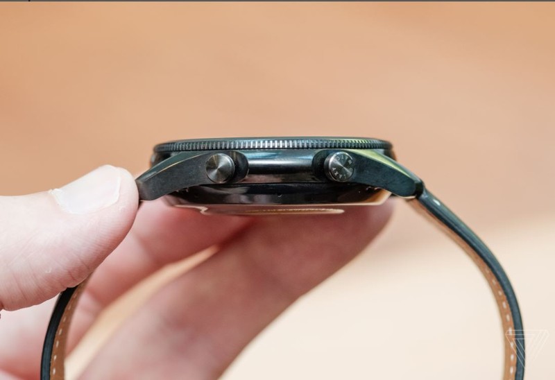 Vòng xoay benzen của Samsung Galaxy Watch 3 được làm bằng "cơm" (Ảnh: The Verge)