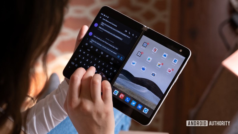 Surface Duo thực hiện tốt các tác vụ công việc trên ứng dụng của Microsoft (Ảnh: Android Authority) Surface Duo thực hiện tốt các tác vụ công việc trên ứng dụng của Microsoft (Ảnh: Android Authority)