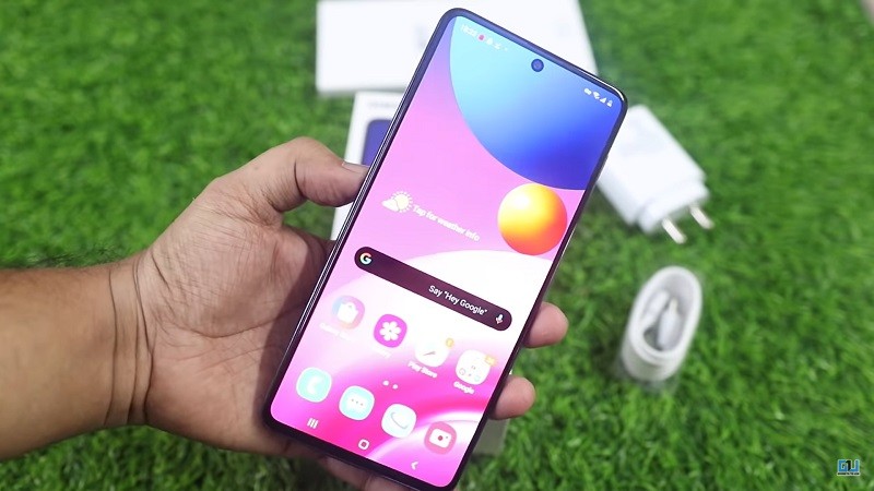 Samsung Galaxy M51 có thiết kế dày và nặng (Ảnh: Gadgets)
