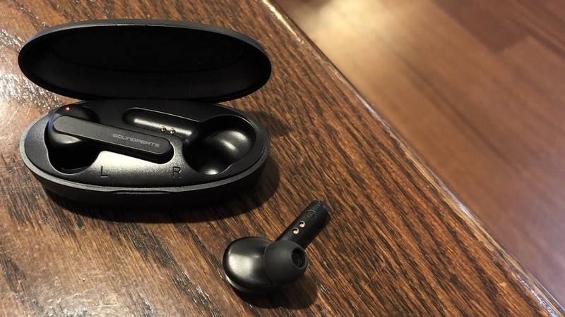 Soundpeats TrueCapsule chỉ được trang bị cổng microUSB (Ảnh: Scarbir) Soundpeats TrueCapsule chỉ được trang bị cổng microUSB (Ảnh: Scarbir)