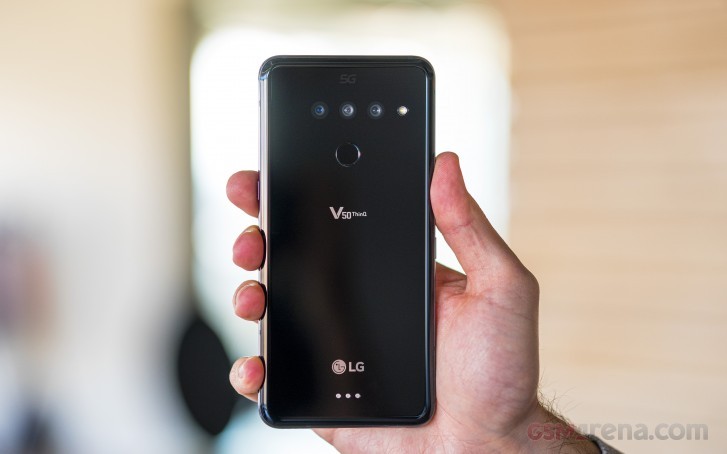 LG V50 ThinQ đem đến cảm giác cứng cáp khi sử dụng (Ảnh: GSM Arena) LG V50 ThinQ đem đến cảm giác cứng cáp khi sử dụng (Ảnh: GSM Arena)