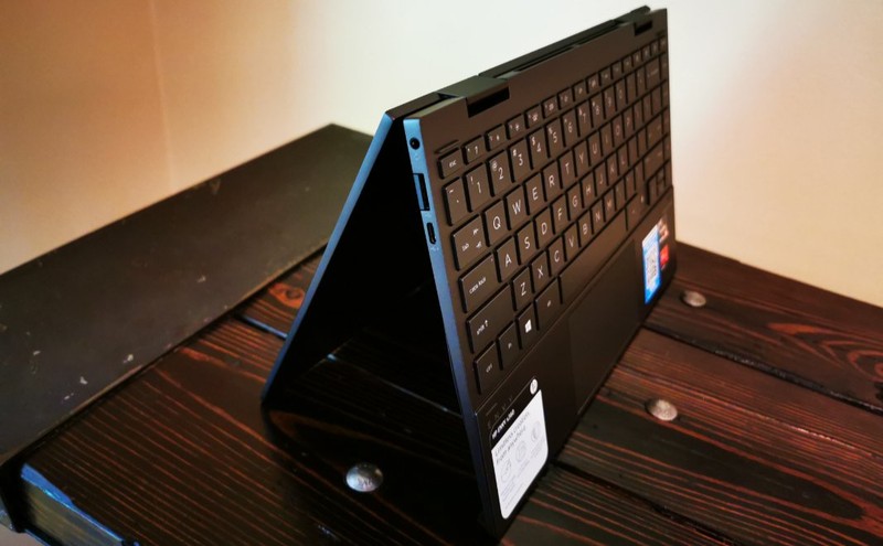 Thiết kế laptop 2 in 1 chưa thực sự tối ưu (Ảnh: Tech Radar) Thiết kế laptop 2 in 1 chưa thực sự tối ưu (Ảnh: Tech Radar)