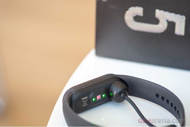 Phương thức sạc trên Mi Band 5 đã được cải tiến (Ảnh: GSMarena) Phương thức sạc trên Mi Band 5 đã được cải tiến (Ảnh: GSMarena)