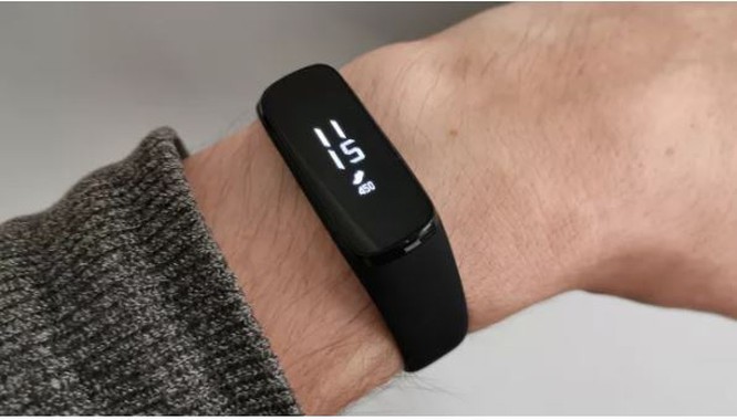 Cảm biến đo nhịp tim trên Samsung Galaxy Fit e hoạt động liên tục (Ảnh: Tech Radar) Cảm biến đo nhịp tim trên Samsung Galaxy Fit e hoạt động liên tục (Ảnh: Tech Radar)