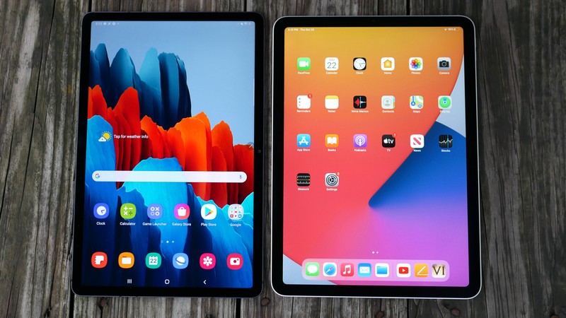 iPad Air 4 vs Samsung Galaxy Tab S7 (Ảnh: Laptop Mag)