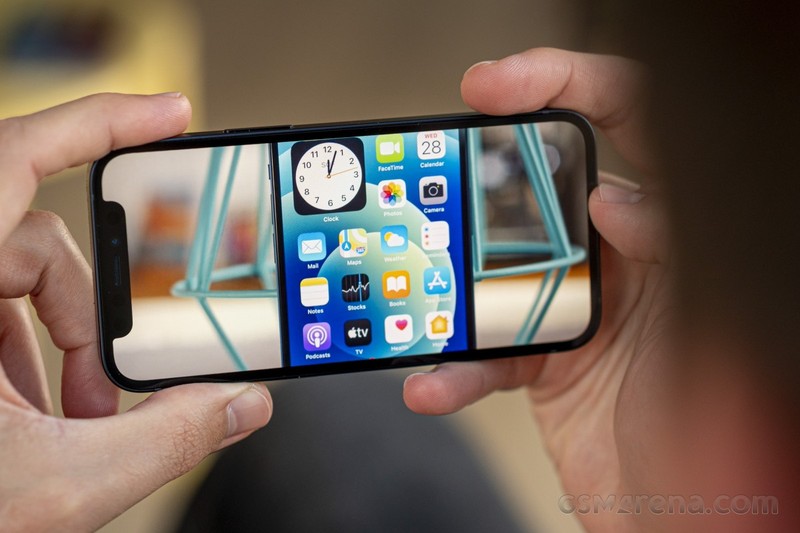 Vì là một chiếc máy nhỏ gọn nên iPhone 12 không được trang bị dung lượng pin lớn (Ảnh: GSM Arena) Vì là một chiếc máy nhỏ gọn nên iPhone 12 không được trang bị dung lượng pin lớn (Ảnh: GSM Arena)