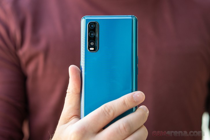 Mặt lưng cả OPPO Find X2 rất dễ bám mồ hôi và dấu vân tay (Ảnh: GSM Arena) Mặt lưng cả OPPO Find X2 rất dễ bám mồ hôi và dấu vân tay (Ảnh: GSM Arena)