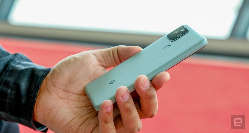 Phần camera của Google Pixel 5 được làm phẳng, không lồi (Ảnh: Engadget)