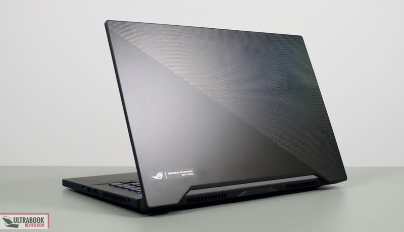 Phần mặt lưng của máy rất dễ bám mồ hôi và dấu vân tay (Ảnh: Ultrabook Review)