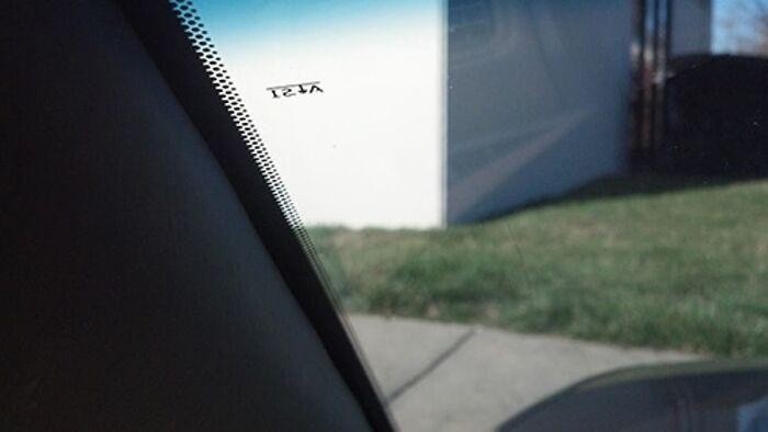 Các vạch đen trên kính xe hơi được gọi là &quot;glass frit&quot; và về cơ bản phục vụ hai mục đích. Đầu tiên, nó cung cấp một bề mặt kết dính cho chất kết dính, giúp kết dính kính với khung xe. Và ở bên ngoài kính, nó có thể bảo vệ lớp keo khỏi tia UV và che phủ mọi chất kết dính khó coi. Những điểm này khiến cho chiếc xe chỉn chu hơn (Ảnh: Bored Panda)