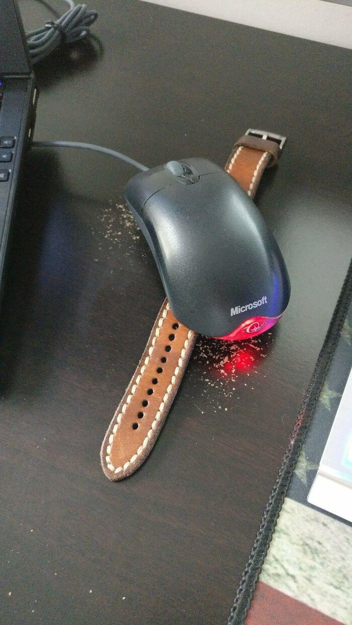 Nếu bạn cần rời khỏi máy tính, hãy đặt chuột quang lên trên mặt của đồng hồ kim. Chuột sẽ đọc chuyển động của kim giây hoặc phút và giữ cho máy tính hoạt động thay vì bị khóa bởi chế độ sleep (Ảnh: Bored Panda)