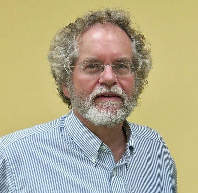 James Hill người đã chụp lại được chú chim có giới tính &quot;nửa đực nửa cái&quot; (Ảnh: USA Today)