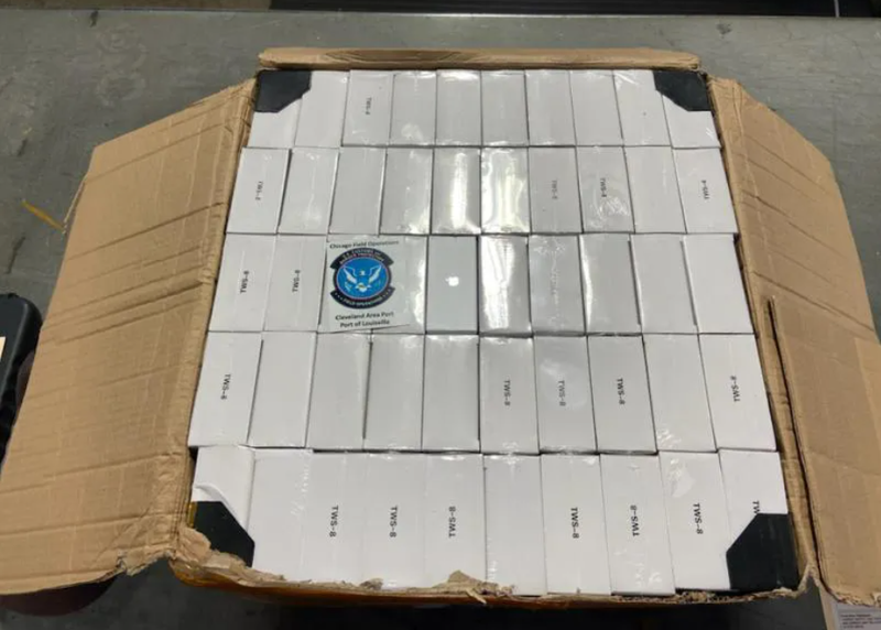 Một lô hàng AirPods giả bị tịch thu (Ảnh: The Verge) Một lô hàng AirPods giả bị tịch thu (Ảnh: The Verge)