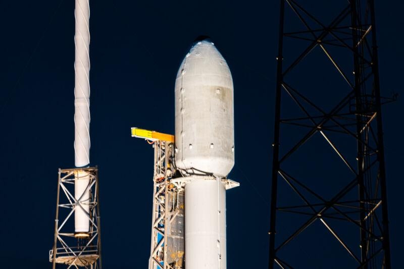 Tên lửa của SpaceX đang chuẩn bị được phóng (Ảnh: Arstechnica)