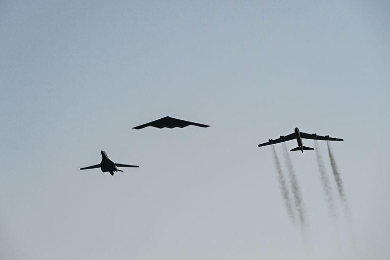 Máy bay B-21 sẽ thay thế máy bay ném bom B-1B Lancer và B-2A Spirit trong các nhiệm vụ ném bom hạt nhân và ném bom thông thường (Ảnh: Popular Mechanic)