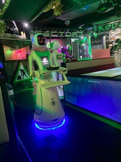 Nhân viên robot đang thực hiện nhiệm vụ giao đồ ăn tại nhà hàng Robotazia (Ảnh: Business Insider)